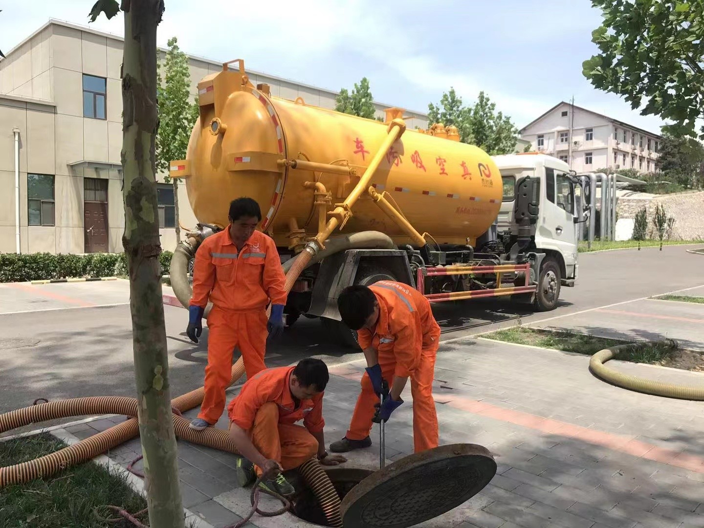 霍尔果斯化粪池清理与5-8吨吸粪车施工效率分析